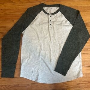 NWOT GAP Men's Henley Light Gray and Green Long Sleeve Tee Shirt Size Large